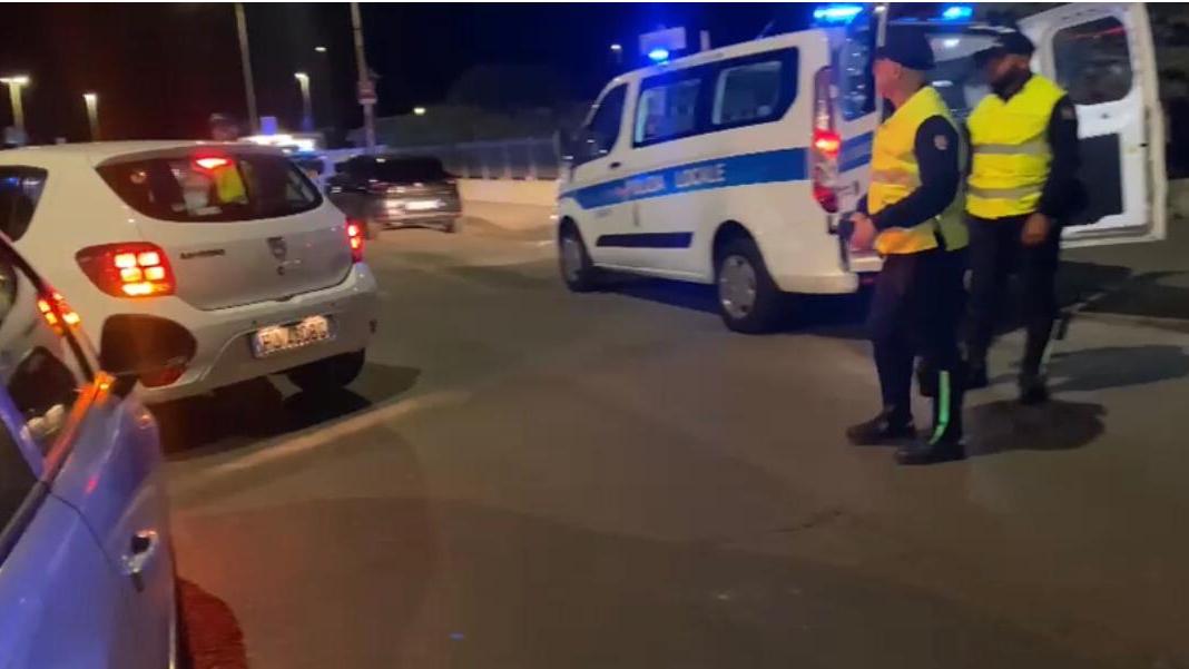 Dalla spiaggia alla discoteca, musica e mix di alcol “fai da te”: ecco la movida dei giovani nella notte di Platamona