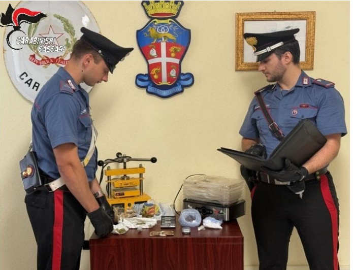 Inseguito dai carabinieri, tenta la fuga e getta la droga dal finestrino: arrestato