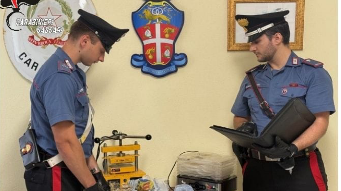 Inseguito dai carabinieri, tenta la fuga e getta la droga dal finestrino: arrestato