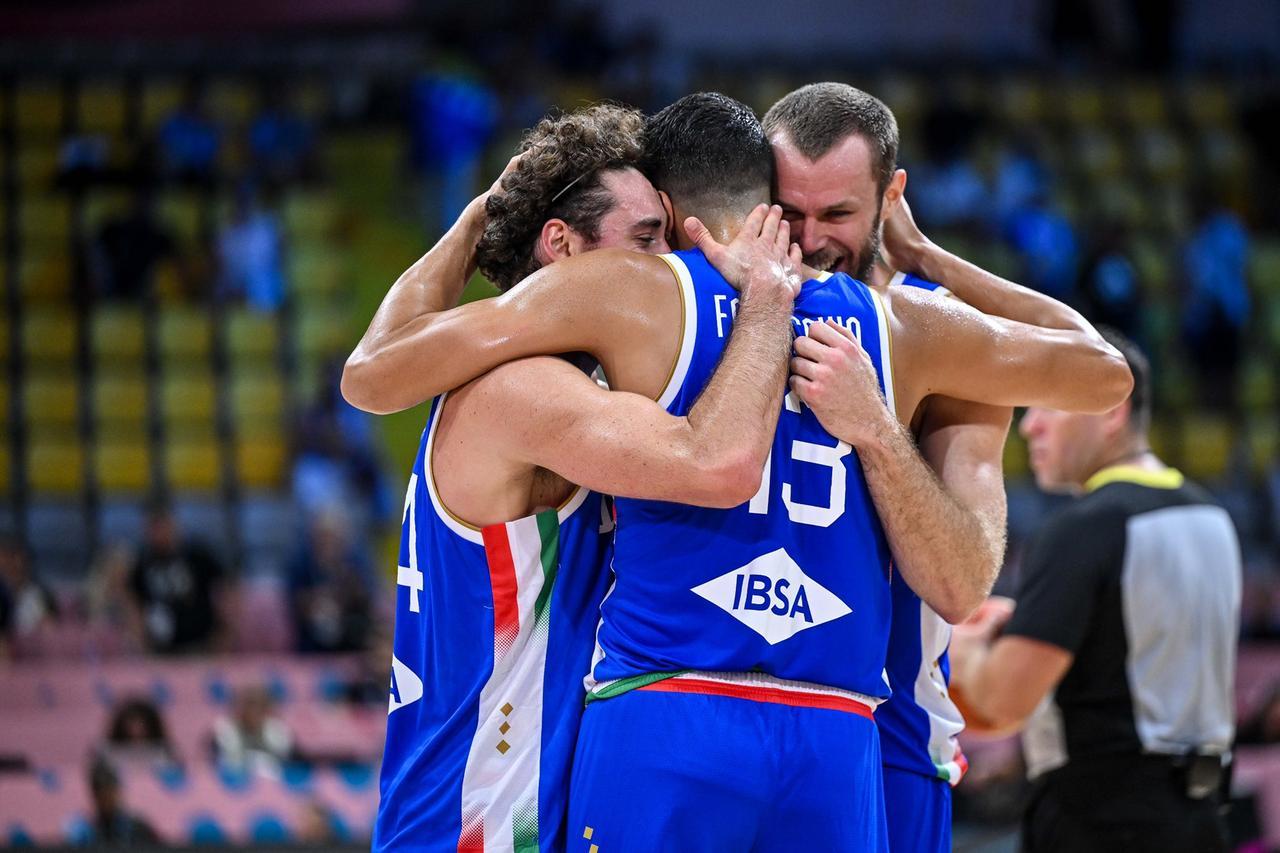 San Simone fa felice l'Italbasket, ma il gioco va a singhiozzo: cosa non funziona e il fattore "Poz"
