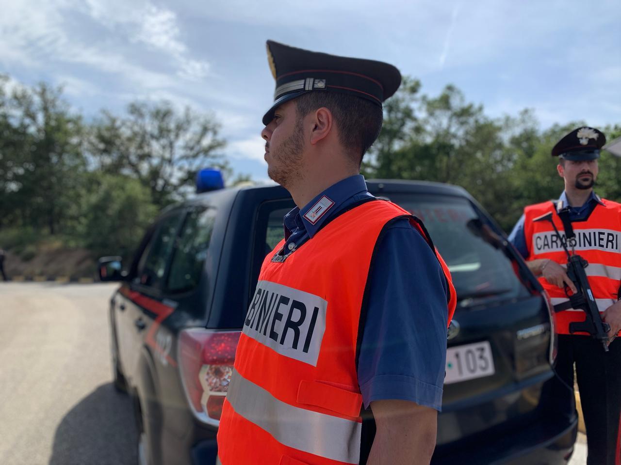 Spara a un uomo per strada con un fucile clandestino: arrestato