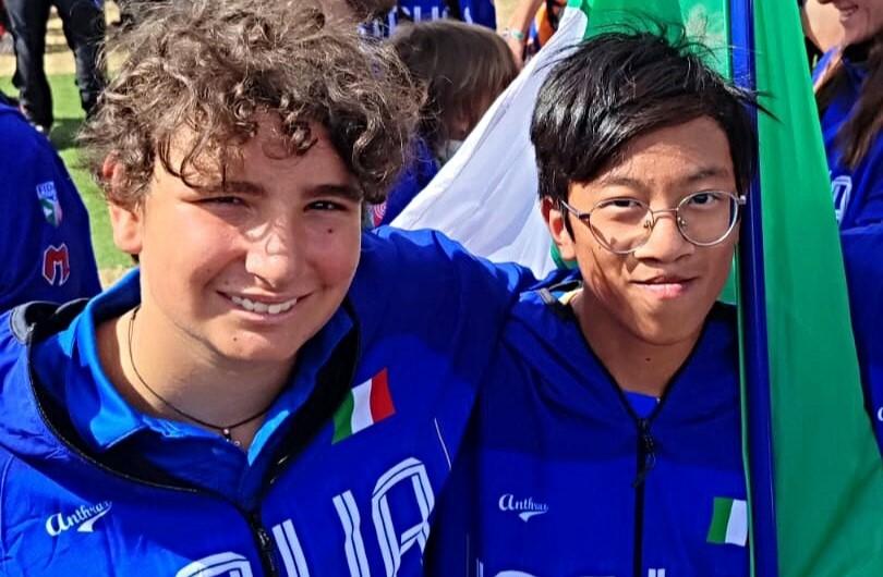 
	Emanuele Ricchi, a destra, con la bandiera tricolore

