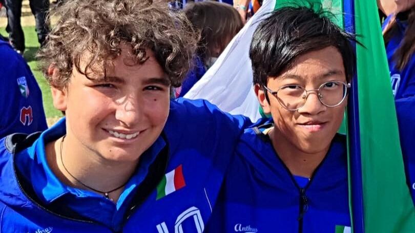 Emanuele Ricchi, a destra, con la bandiera tricolore