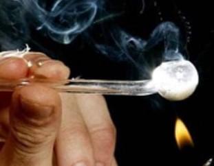 Distribuzione gratuita di pipette per il crack anche a Reggio Emilia: è polemica