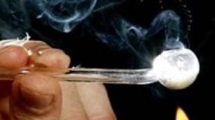 Distribuzione gratuita di pipette per il crack anche a Reggio Emilia: è polemica