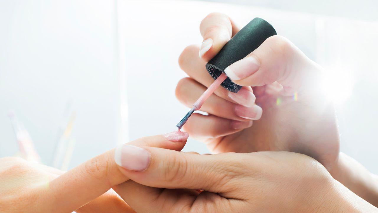 Gel e smalti per le unghie senza Tpo e Dmta: cosa cambia nei centri estetici