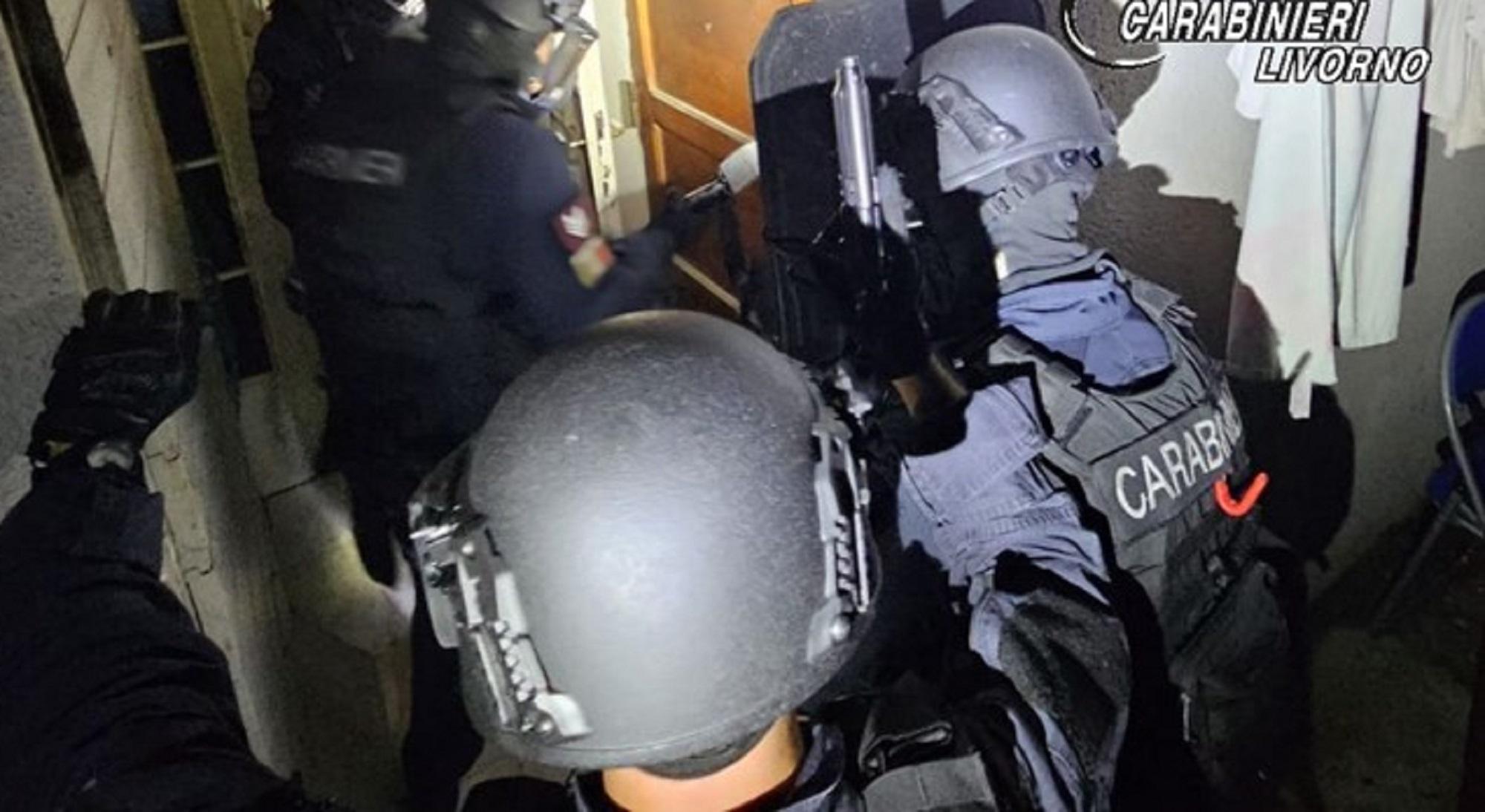 Una perquisizione dei carabinieri