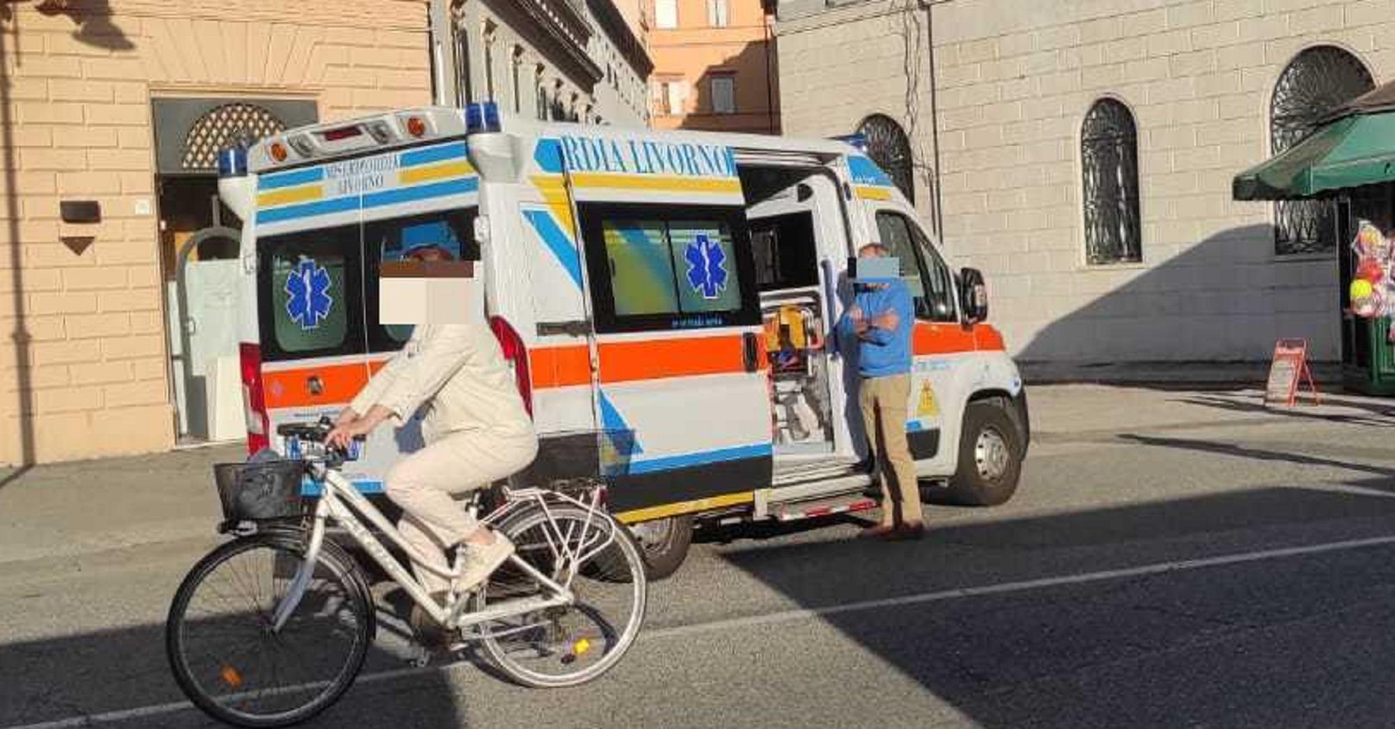 L'ambulanza sul posto con lo scooterista tornato per sincerarsi delle condizioni dell'anziano