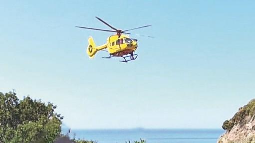 Stintino, viene punto da un insetto e pensa sia una vespa: scatta l’elisoccorso in spiaggia – VIDEO