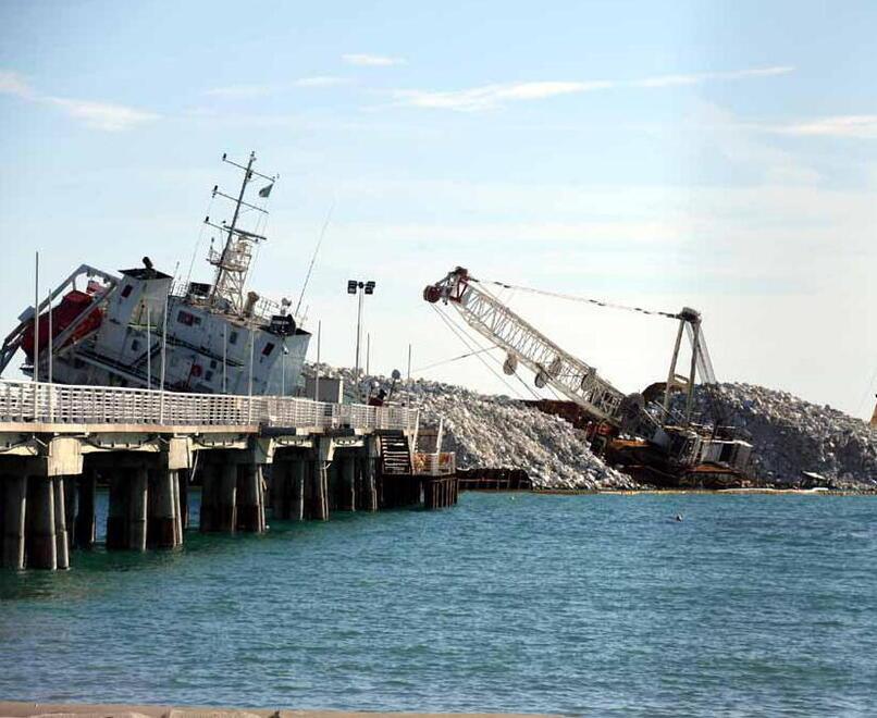 La nave a Marina di Massa
