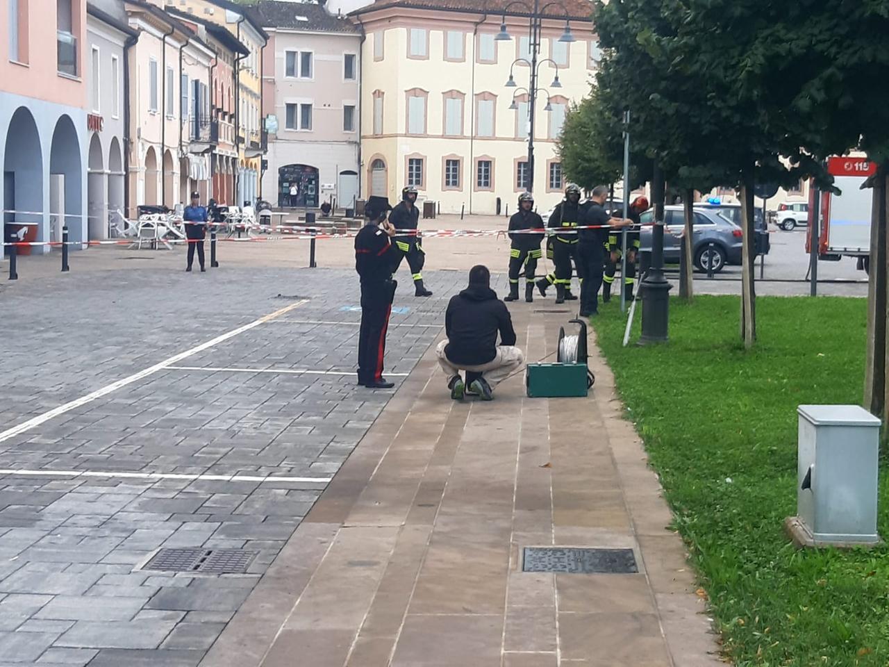 Reggiolo: tentato assalto con l’esplosivo al bancomat, ma arrivano i carabinieri. Ladri in fuga e operazione di disinnesco con gli artificieri
