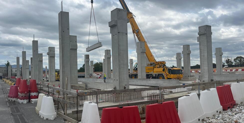 Aeroporto di Pisa, il nuovo terminal mostra ora i suoi pilastri. I tempi della “rivoluzione” e cosa cambierà per i passeggeri