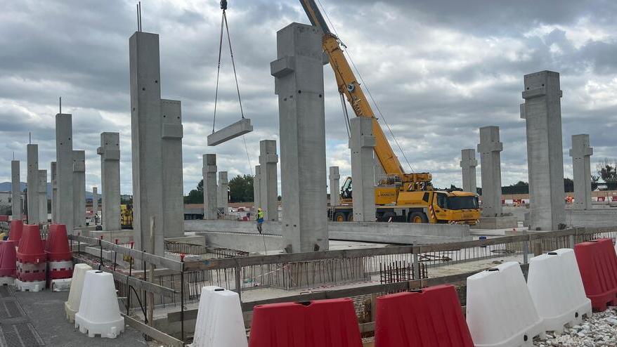 Aeroporto di Pisa, il nuovo terminal mostra ora i suoi pilastri. I tempi della “rivoluzione” e cosa cambierà per i passeggeri