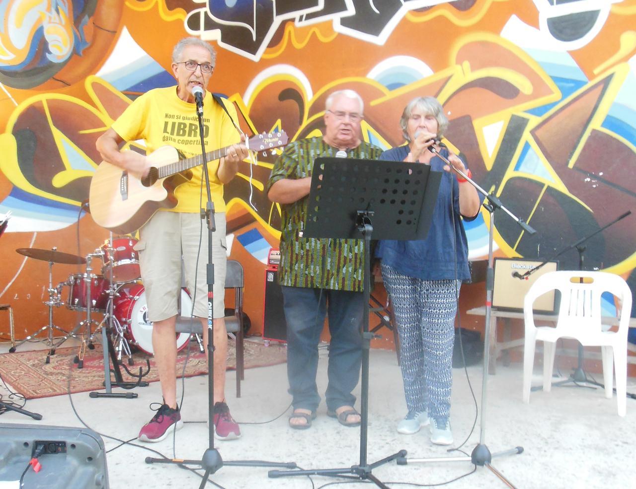 Un simpatico concerto nella parrocchia a Ferrara. Sul palco l’ex parroco e il preside