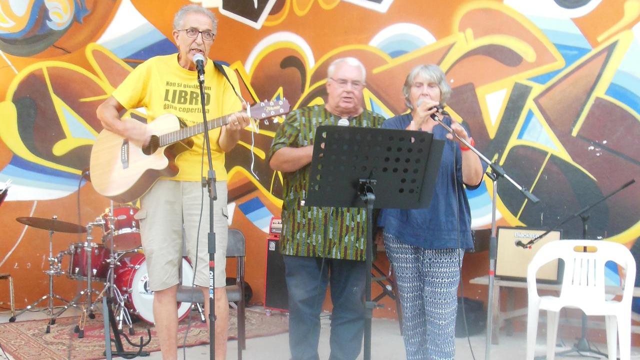 Un simpatico concerto nella parrocchia a Ferrara. Sul palco l’ex parroco e il preside