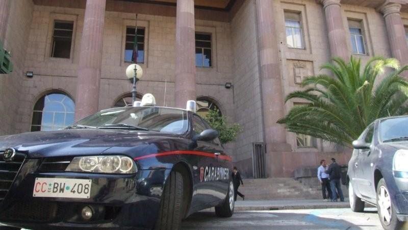 Molesta due ragazzine in piazza, arrestato un 48enne