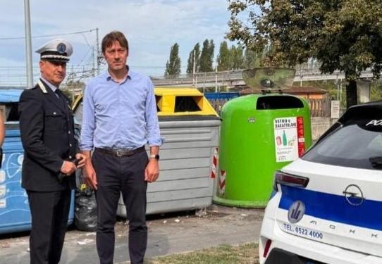 Abbandono dei rifiuti: in meno di due mesi 900 episodi, 273 sanzionati grazie alle fototrappole. Ecco chi sono e cosa rischiano