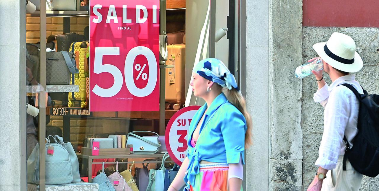 Saldi in centro storico: «Un fallimento». La voce dei commercianti: «Hanno trasformato l’esagono in diamante raro. Ma per chi?»