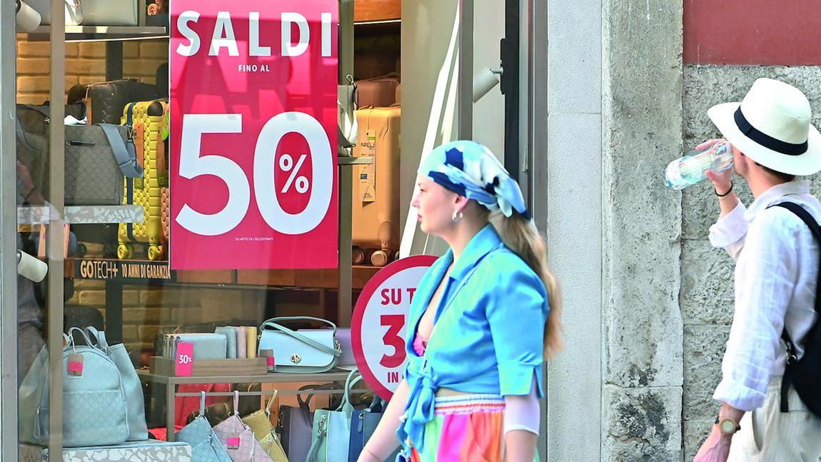 Saldi in centro storico: «Un fallimento». La voce dei commercianti: «Hanno trasformato l’esagono in diamante raro. Ma per chi?»
