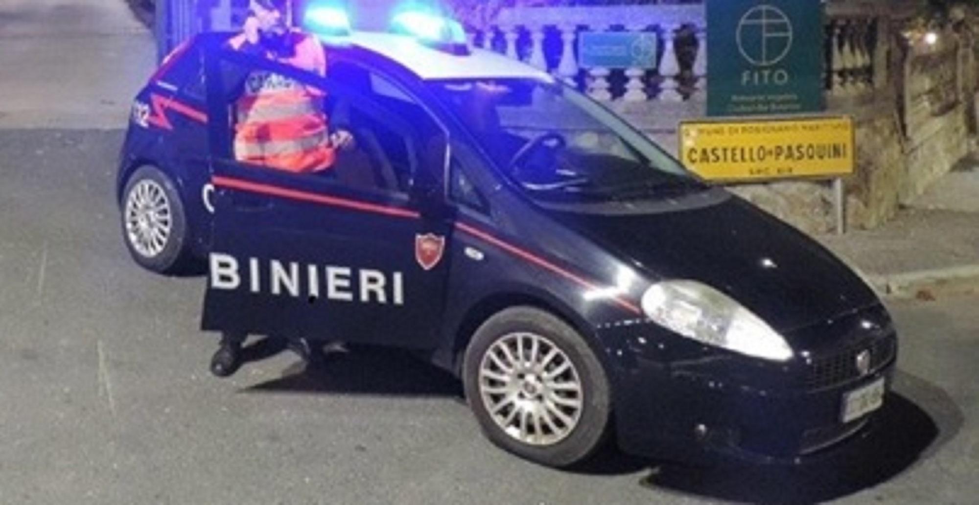 Una pattuglia dei carabinieri (foto d'archivio)