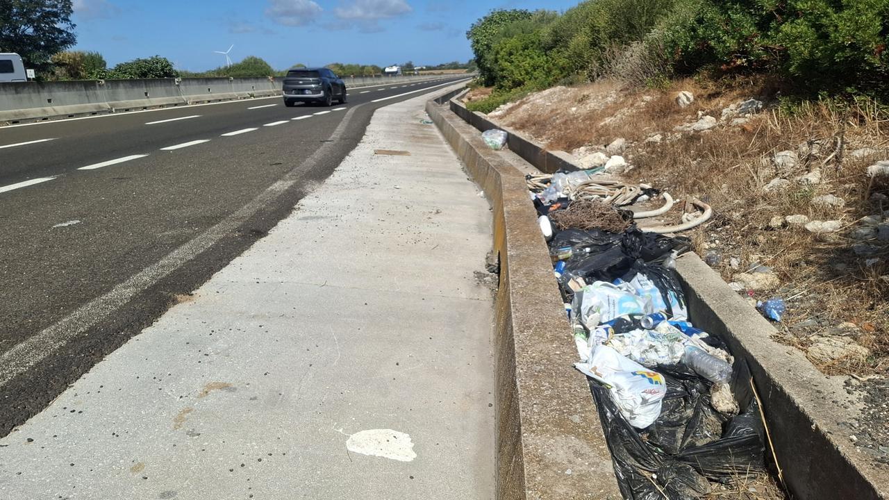 Emergenza rifiuti su strade provinciali e comunali: controlli e multe salate non bastano