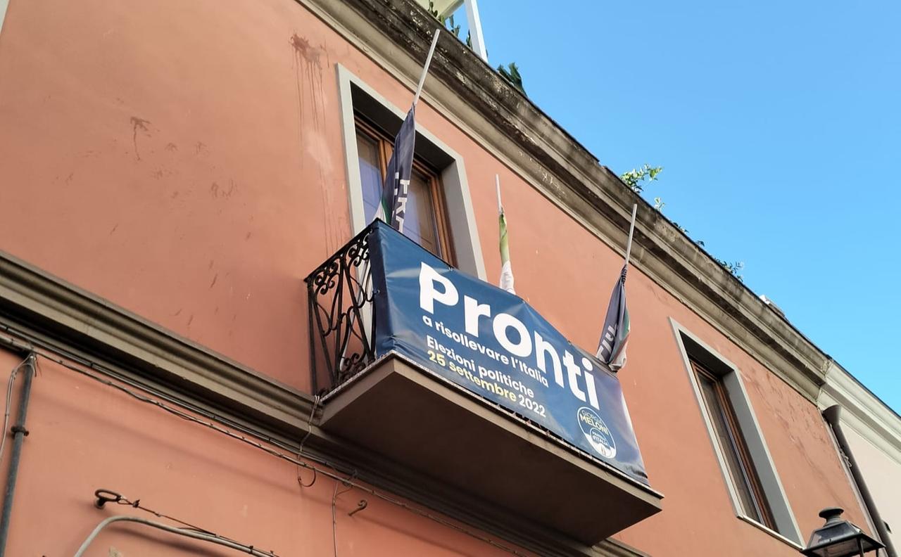 Oristano, lite di vicinato per lo striscione sul balcone di Fratelli d’Italia