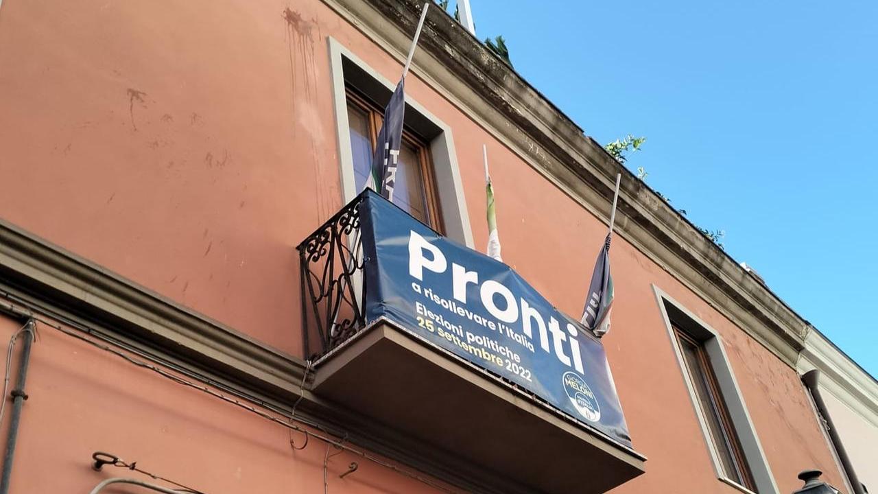 Oristano, lite di vicinato per lo striscione sul balcone di Fratelli d’Italia