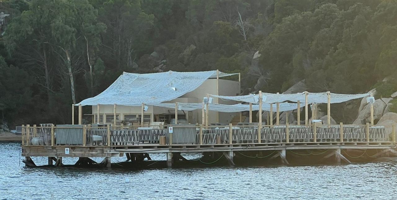 Dopo lo stop ai lavori, ladri e vandali all’assalto della piattaforma per il locale di lusso