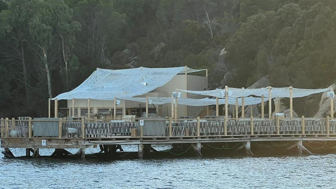 Dopo lo stop ai lavori, ladri e vandali all’assalto della piattaforma per il locale di lusso