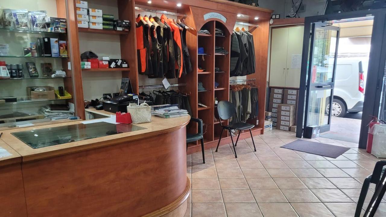 Rissa tra ubriachi in armeria a Sassuolo: «Dammi una pistola, gli sparo»