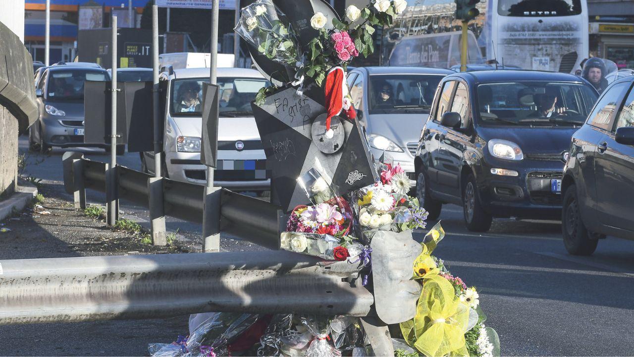 Dei fiori lasciati lungo la strada dopo un tragico incidente