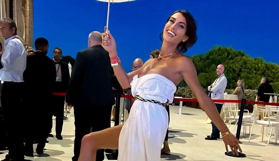 Vestiti rubati prima del red carpet, Elda sfila a Venezia indossando lenzuola