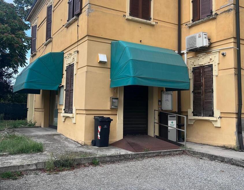 Picchiate con sgabello e scopa dal rapinatore: sotto shock le titolari della farmacia