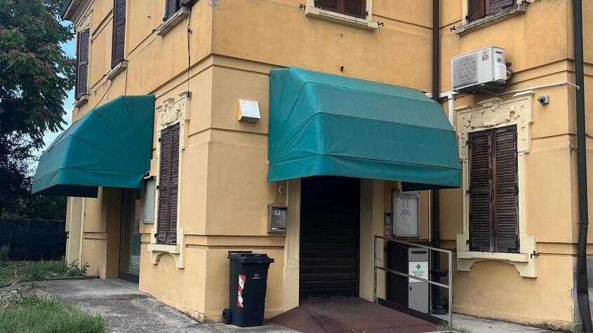 Picchiate con sgabello e scopa dal rapinatore: sotto shock le titolari della farmacia