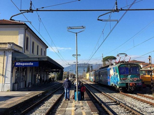 Altopascio, giovane aggredito e rapinato alla stazione