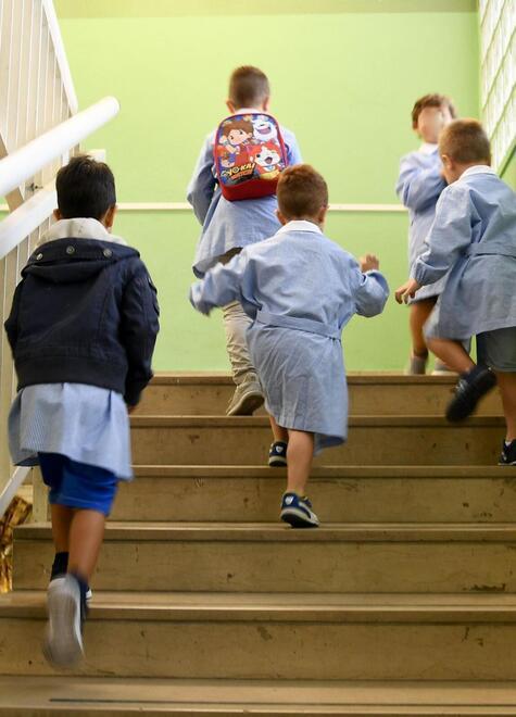 Abusi all’asilo nel Ferrarese, i genitori: «Le maestre hanno responsabilità»