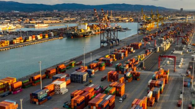 
	Una veduta sui piazzali della Darsena Toscana

