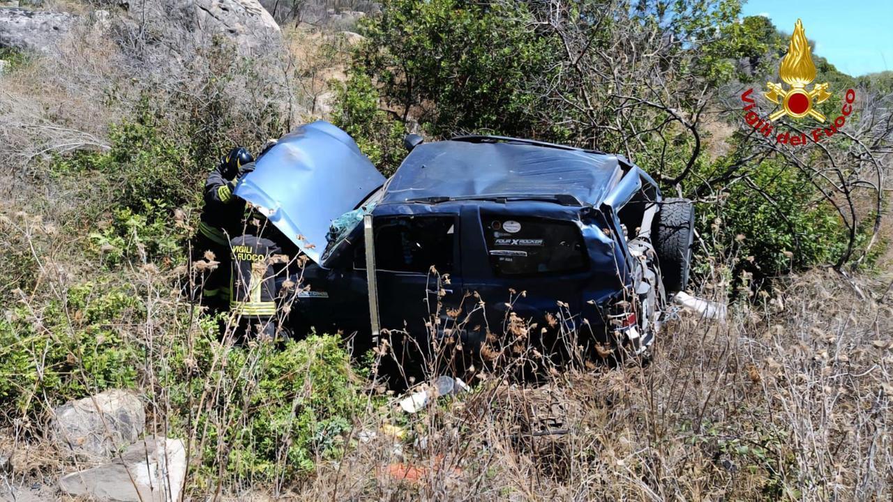 Esce di strada con l’auto che si ribalta più volte: è grave