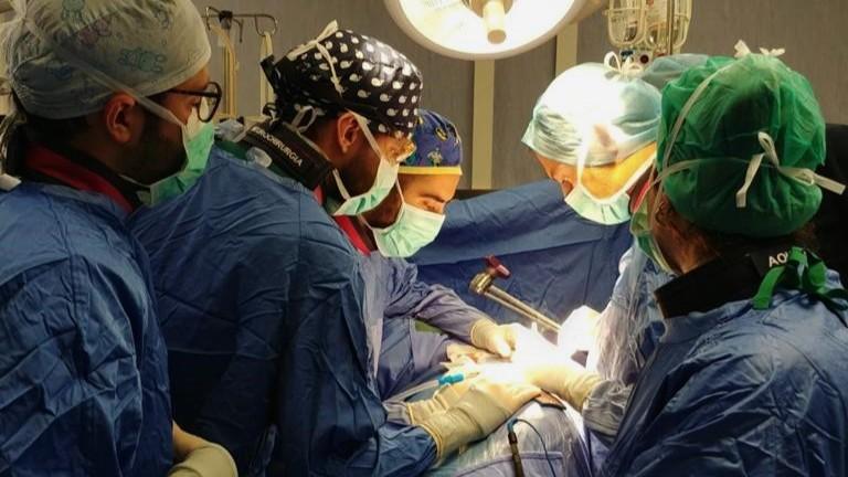 Urgenze sospese in Neurochirurgia, l’Aou di Sassari: «Manca il personale»