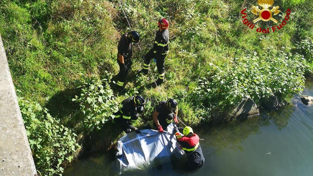 Il recupero del cadavere (foto vigili del fuoco)