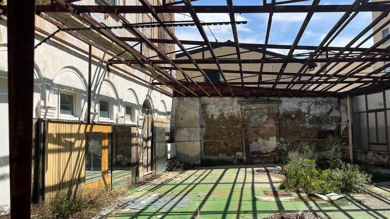 Livorno, giù l’ex sede Aamps in via Bandi: al suo posto un centro di raccolta<br>