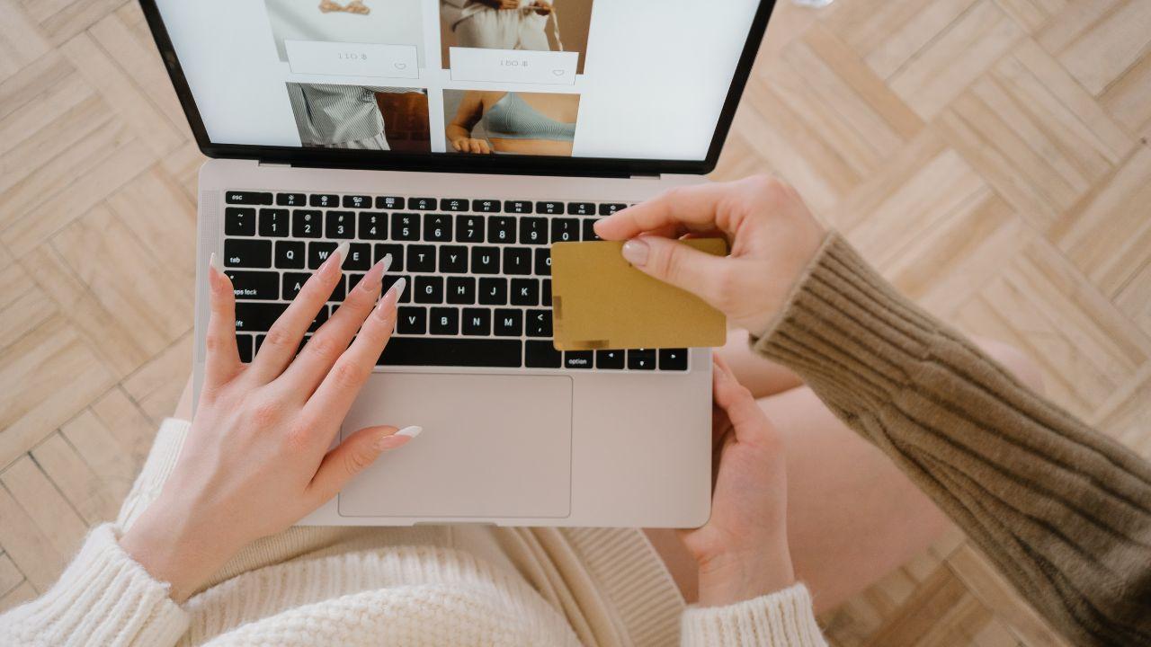 Yoox (shopping online): annunciati 211 licenziamenti. I motivi dell’azienda e la replica dei sindacati