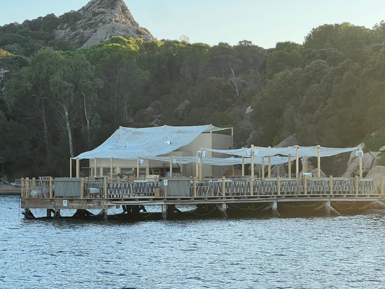 L’ordinanza della capitaneria di porto: «Rimuovete quel pontile»