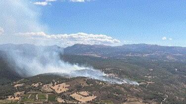 Incendio nelle campagne di Mamoiada, in azione tre elicotteri e un Canadair