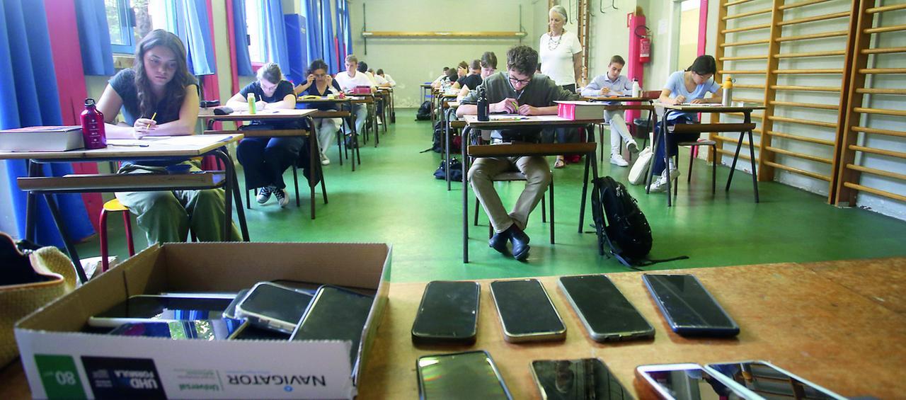 
	Gli smartphone saranno vietati a scuola

