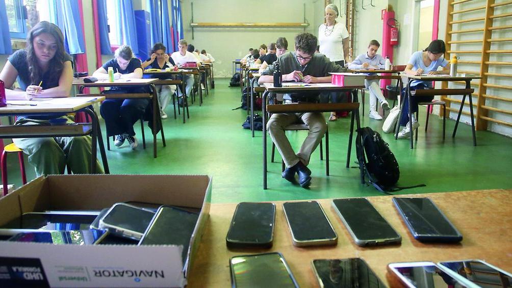 Gli smartphone saranno vietati a scuola