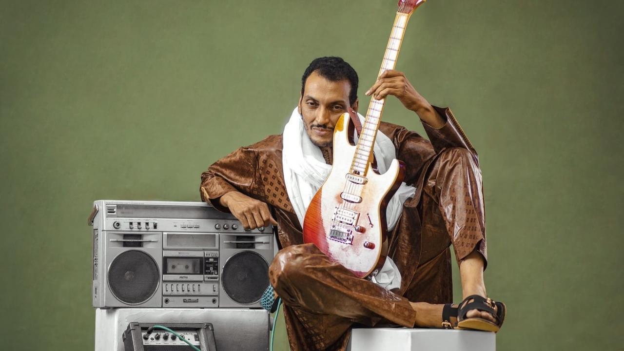 Bombino a Cagliari: «Ascoltavo Tinariwen e Jimi Hendrix, scrivo le mie canzoni nel deserto»