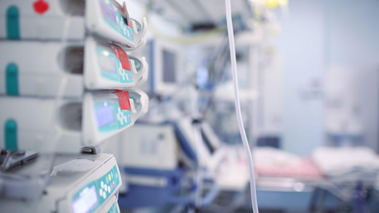 Lucca, medico gli annuncia la morte del padre e lui lo picchia: arrestato un 41enne
