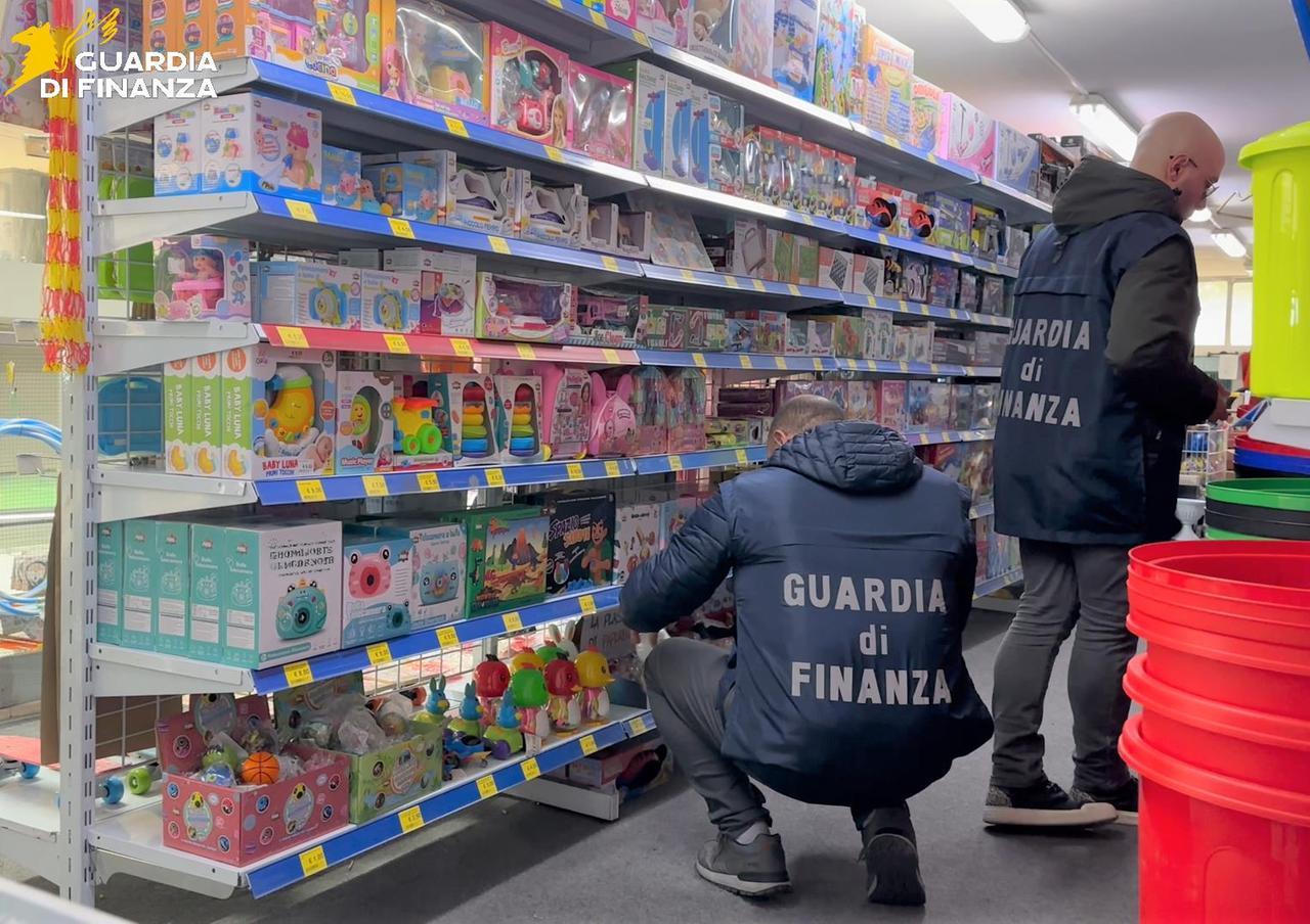 La Finanza di Prato sequestra 24.000 giocattoli potenzialmente pericolosi