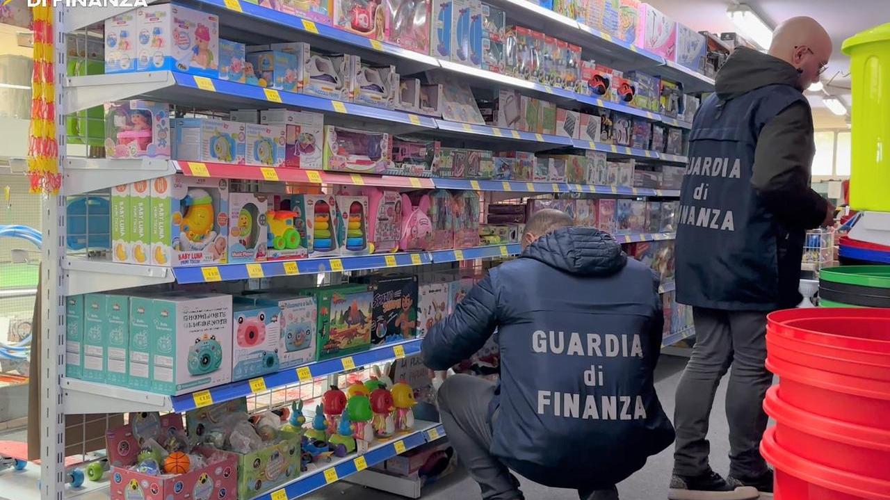 La Finanza di Prato sequestra 24.000 giocattoli potenzialmente pericolosi